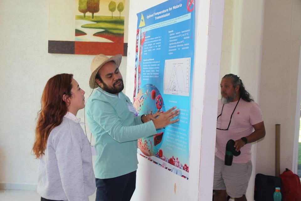Presentan estudiantes de Maestría UATx práctica en manejo del inglés para acceder a información especializada